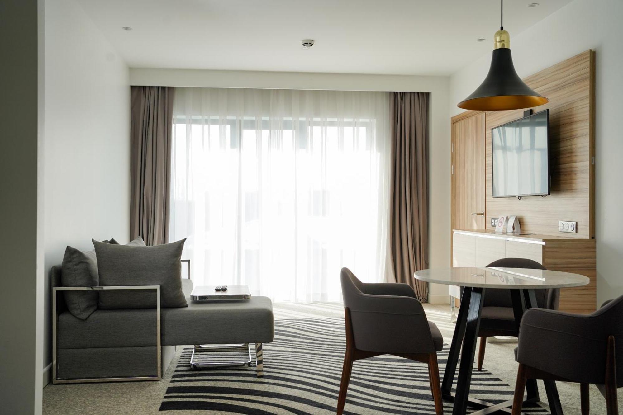 Novotel Bishkek City Center Kültér fotó